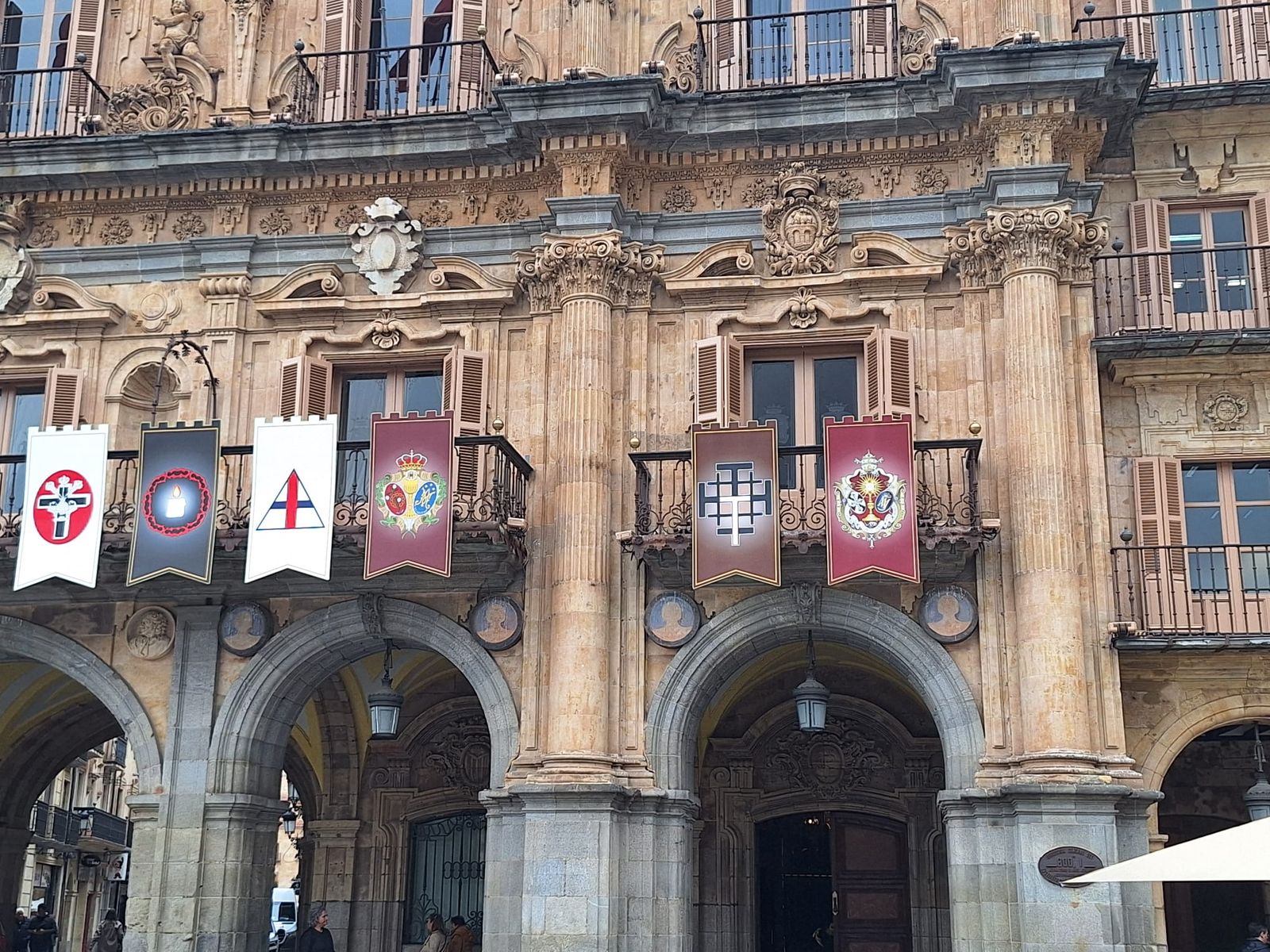 Los reposteros de la Semana Santa de Salamanca ya se colocan en la Plaza Mayor