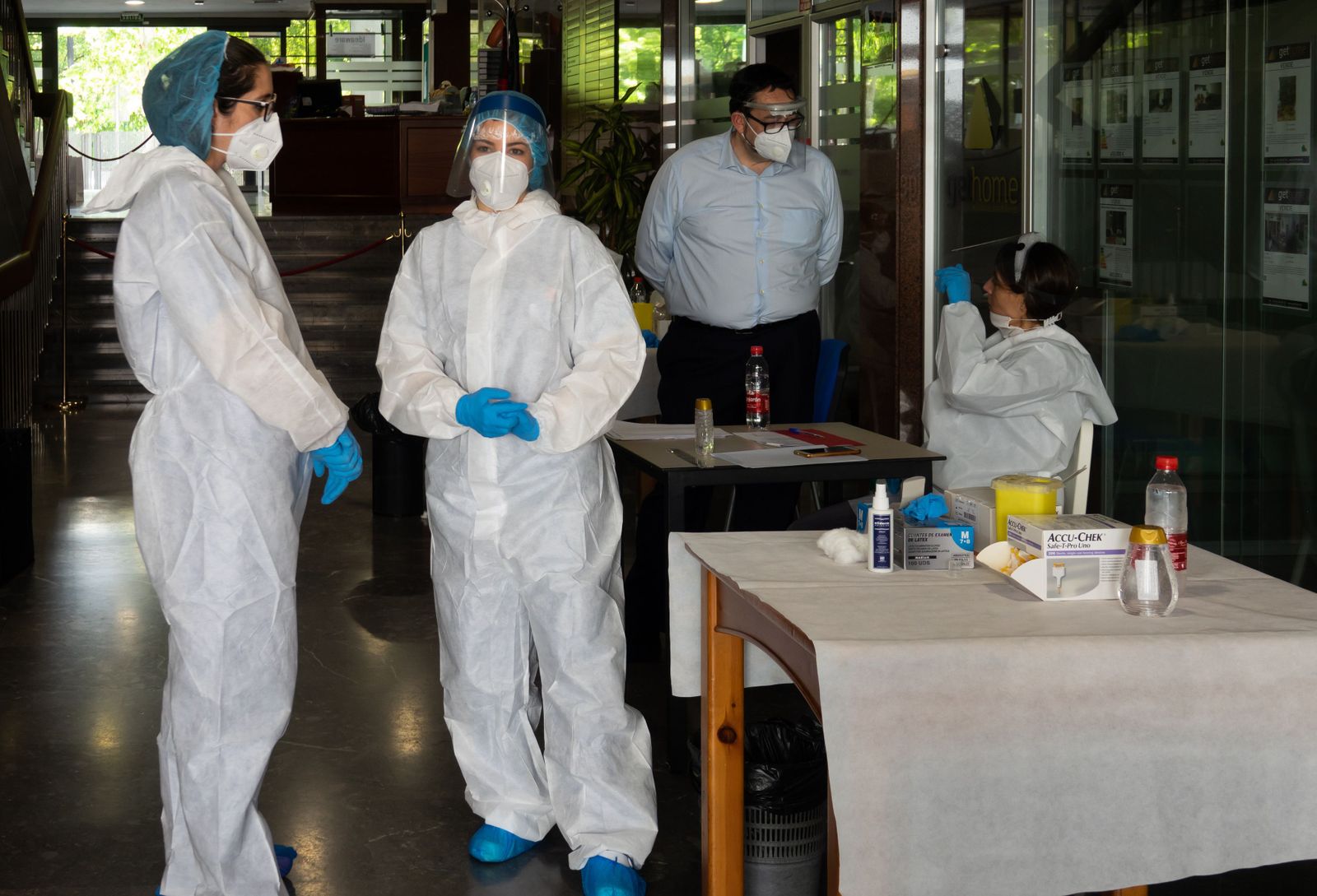 Imagen de archivo de profesionales encargados de hacer pruebas COVID