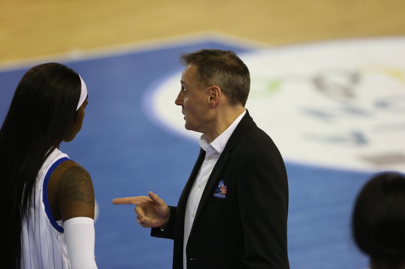 Íñiguez habla con Copper / FOTO SALAMANCA24HORAS.COM