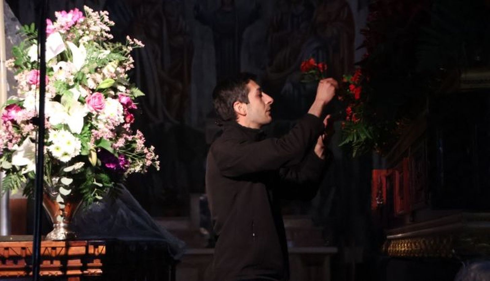 Montaje de flores en los pasos que salen de la Iglesia del Arrabal