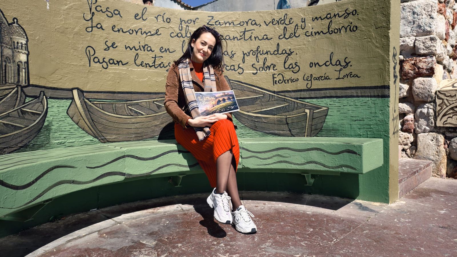 Ester Madero con un ejemplar de su nuevo cuento