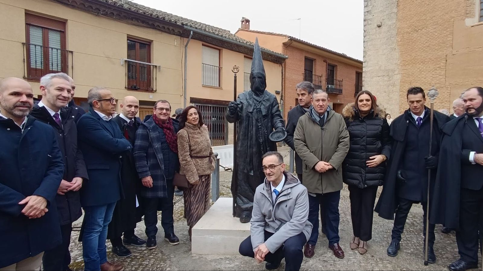 Autoridades políticas y representantes de la Cofradía junto a la estatua del Conquero