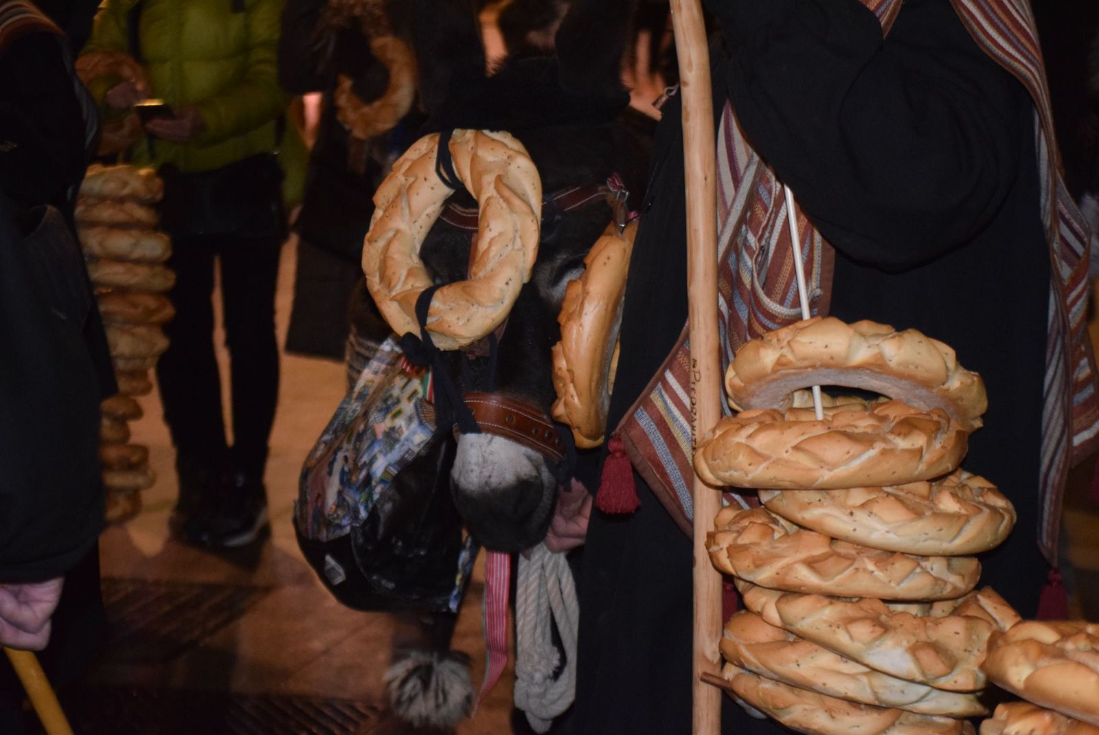 La Cofradía del Cencerro celebra San Antón con Bolinche y las roscas como protagonistas.