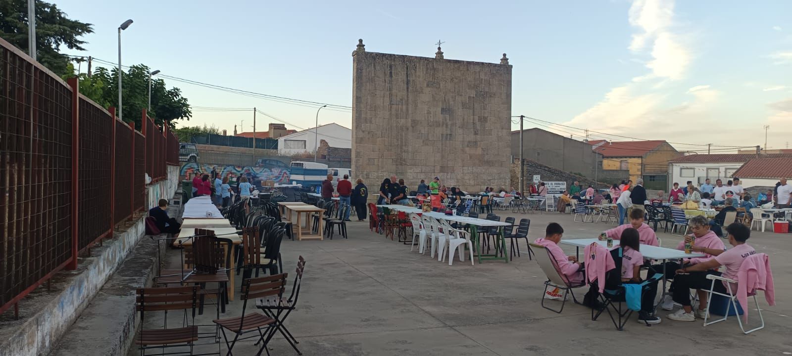 Los vecinos de Pereña de la Ribera se van de cena popular
