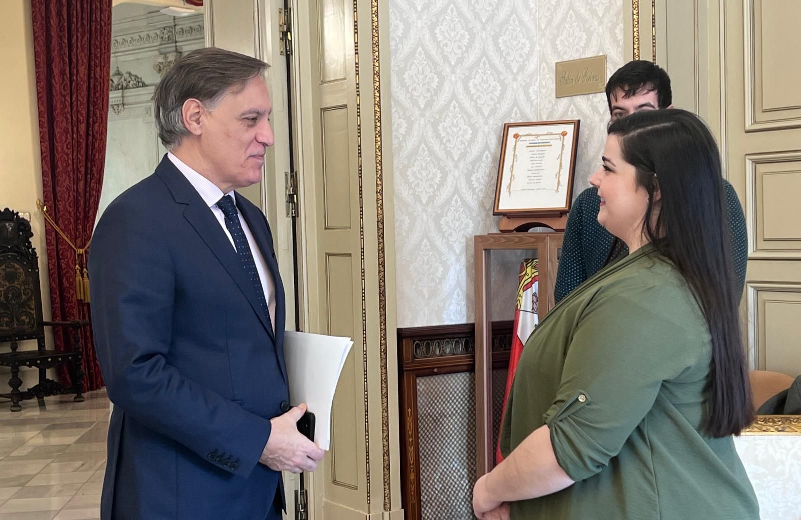 Carlos García Carbayo y Carmen Larios en el Ayuntamiento de Salamanca