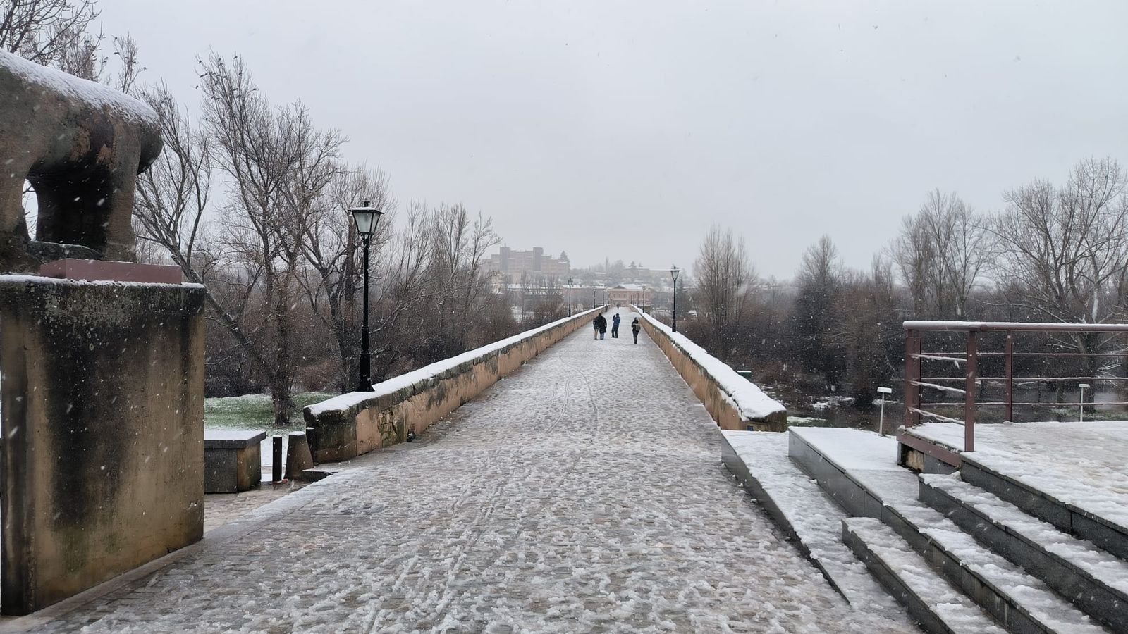 La nieve anega carreteras y tiñe de blanco Salamanca capital y provincia: imágenes de la nevada de este 28 de enero