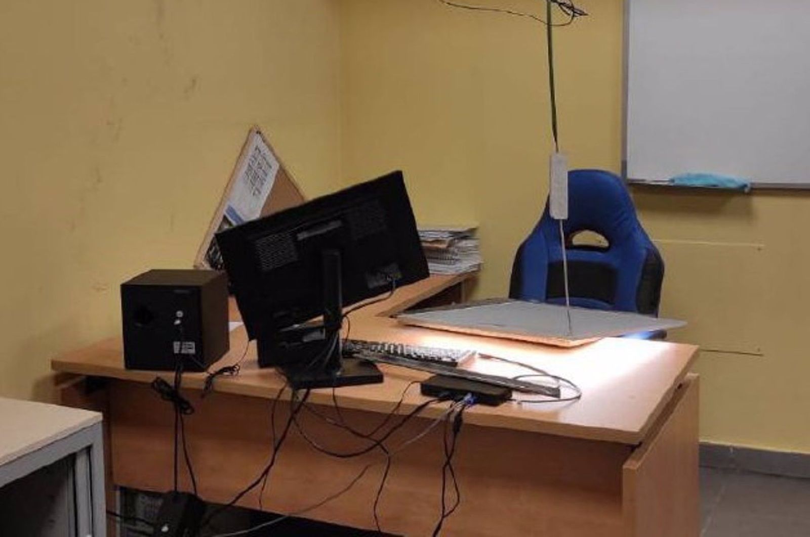 Interior de la oficina donde quedó atrapado el ladrón