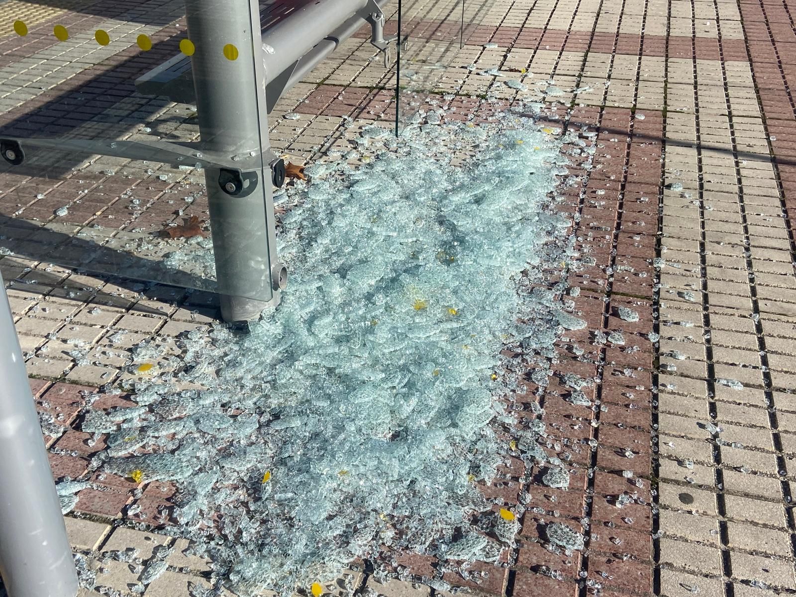 Marquesina destrozada en la calle América