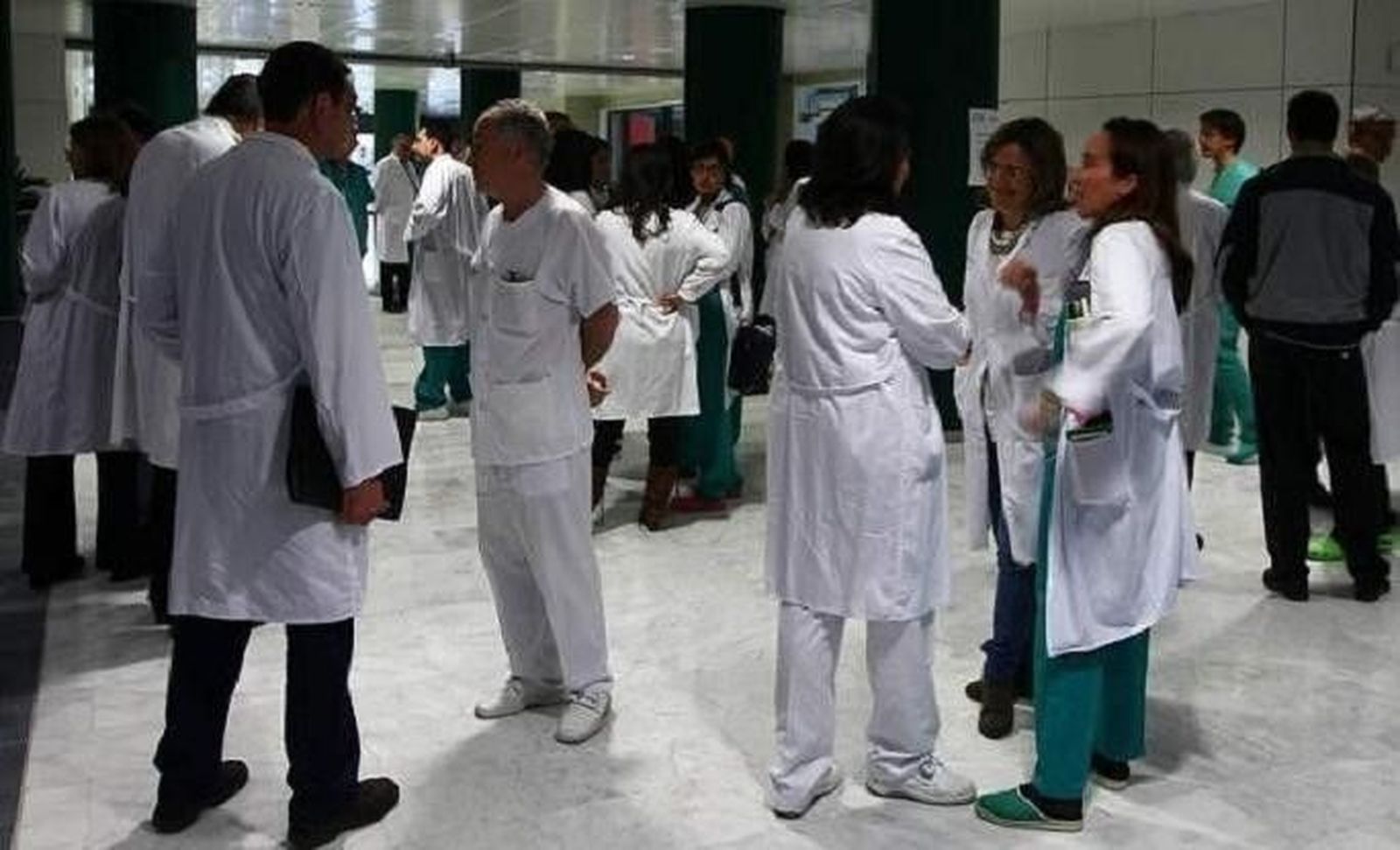 Médicos especialistas, odontólogos y enfermeros, los más demandados