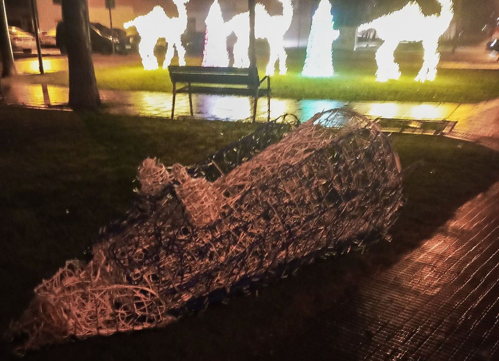 Los vándalos se ceban con el montaje navideño itinerante