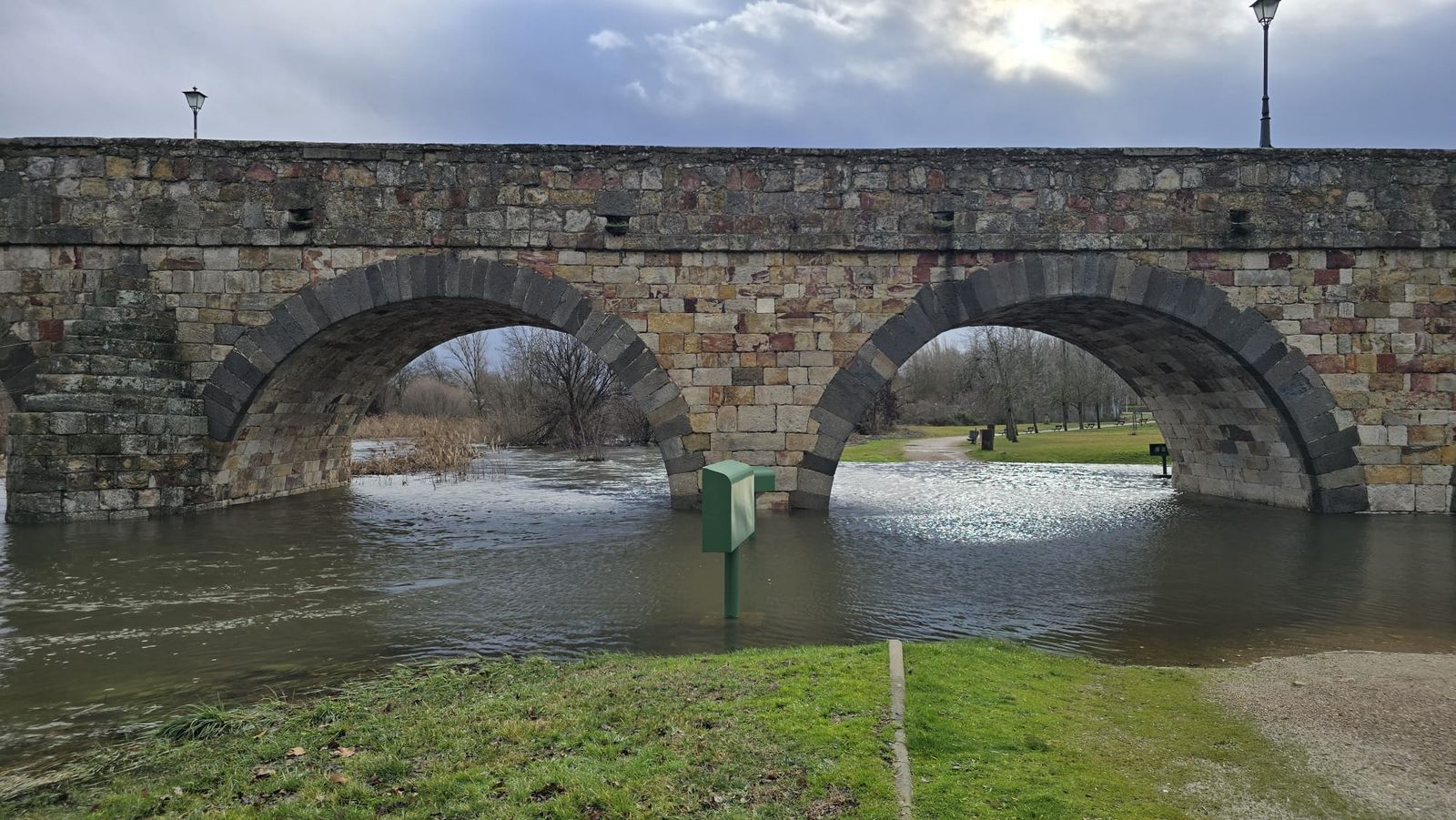 Las lluvias inundan la ribera del río Tormes a su paso por Salamanca