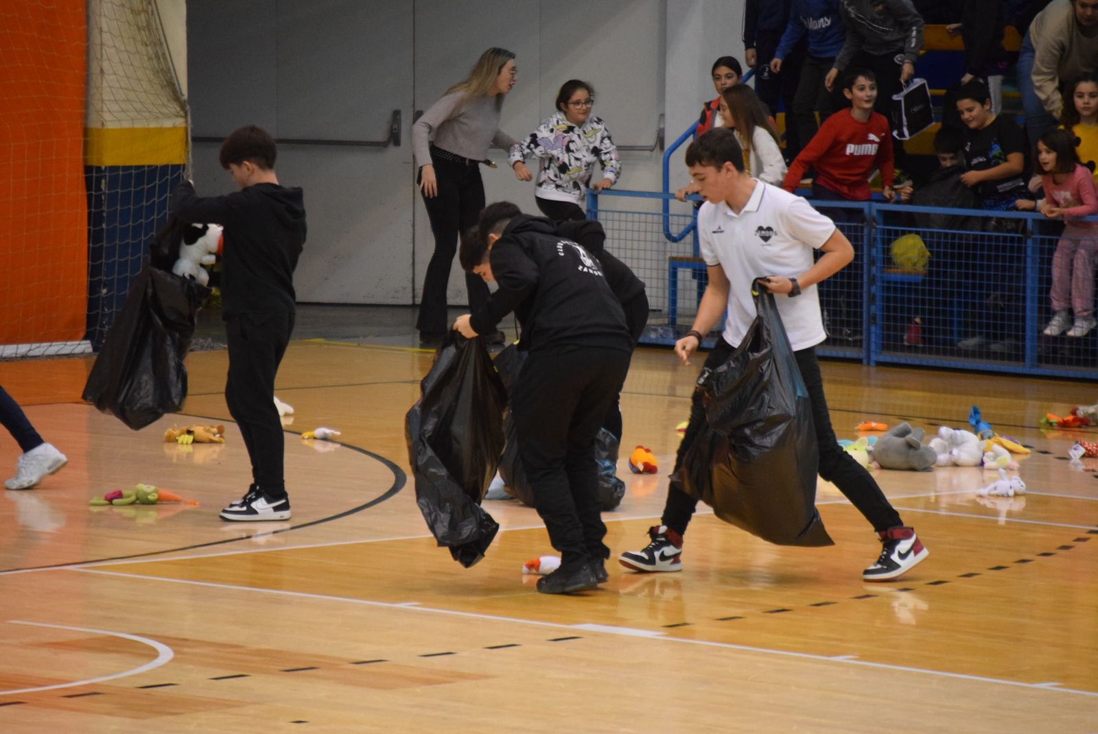 lluvia-de-peluches-en-el-angel-nieto-2023-5