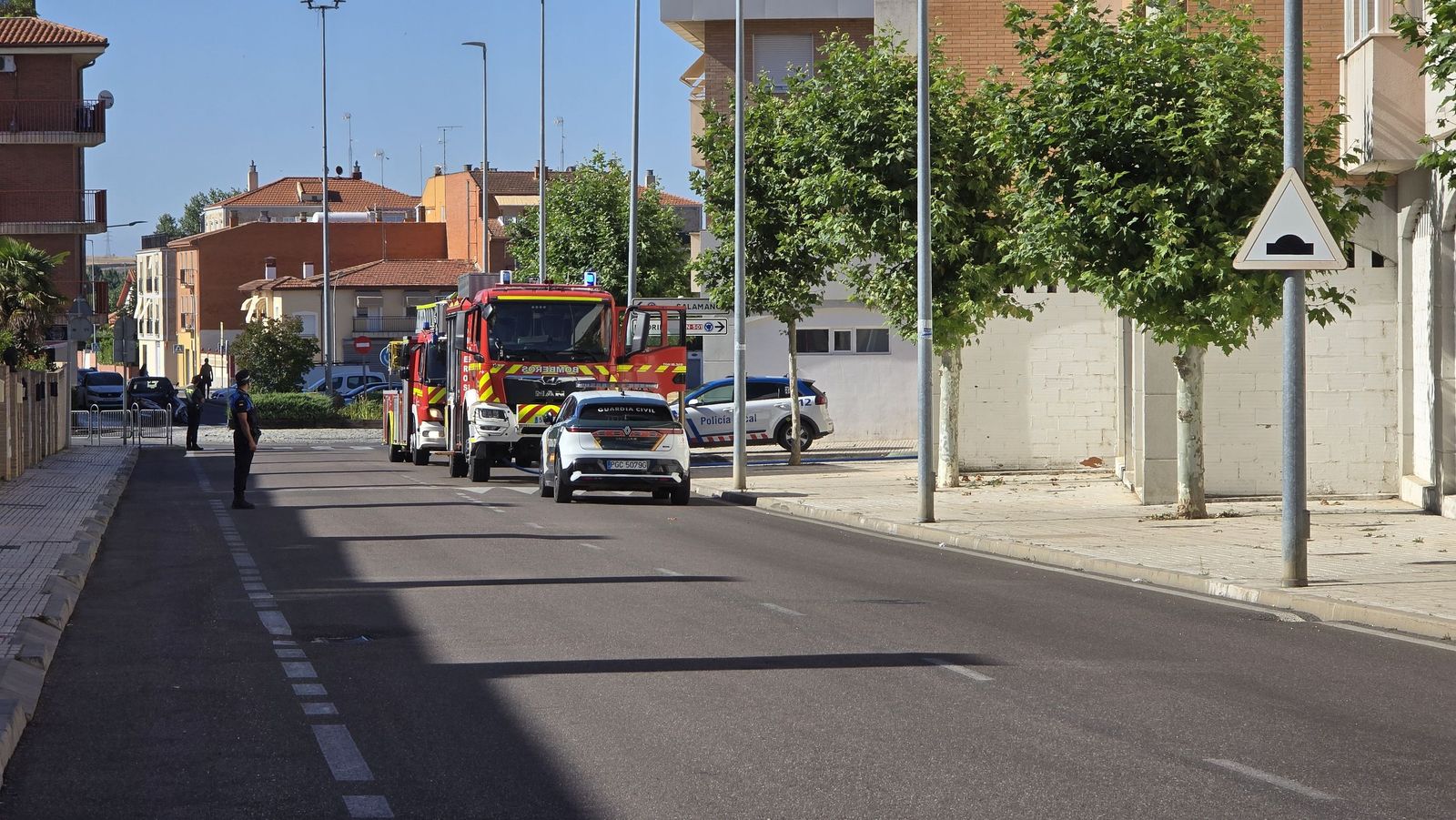 Incendio en una vivienda en los edificios La Yedra en Santa Marta de Tormes con la Policía Local y la Guardia Civil de Salamanca