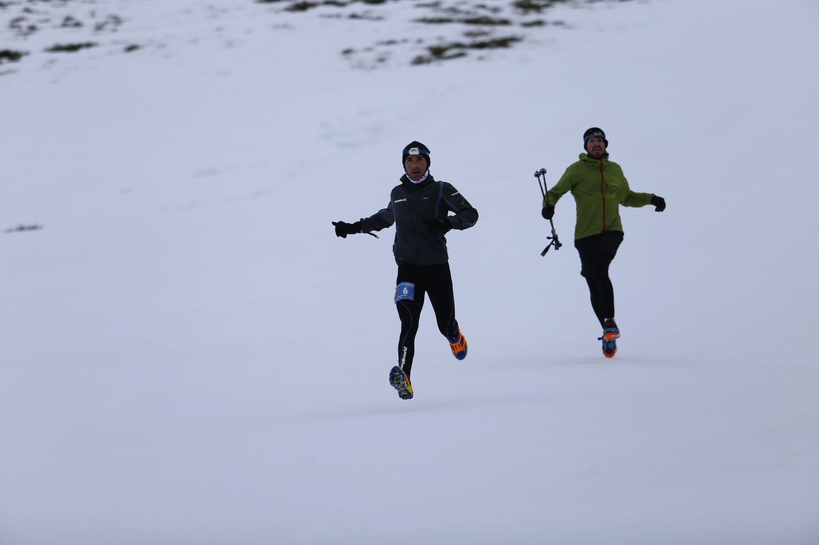 Imagen cedida por la organización de dos corredores de la prueba.