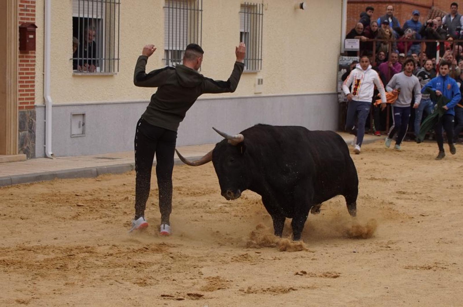 ambiente-y-participacion-durante-el-toro-del-voto-en-villoria-suelta-de-dos-toros-del-cajon-foto-juanes-5