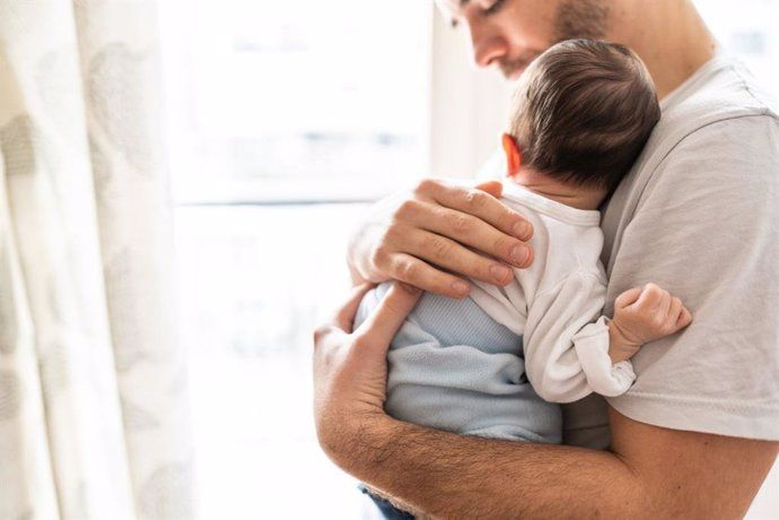 Un padre cuidando de su bebé. Foto EP