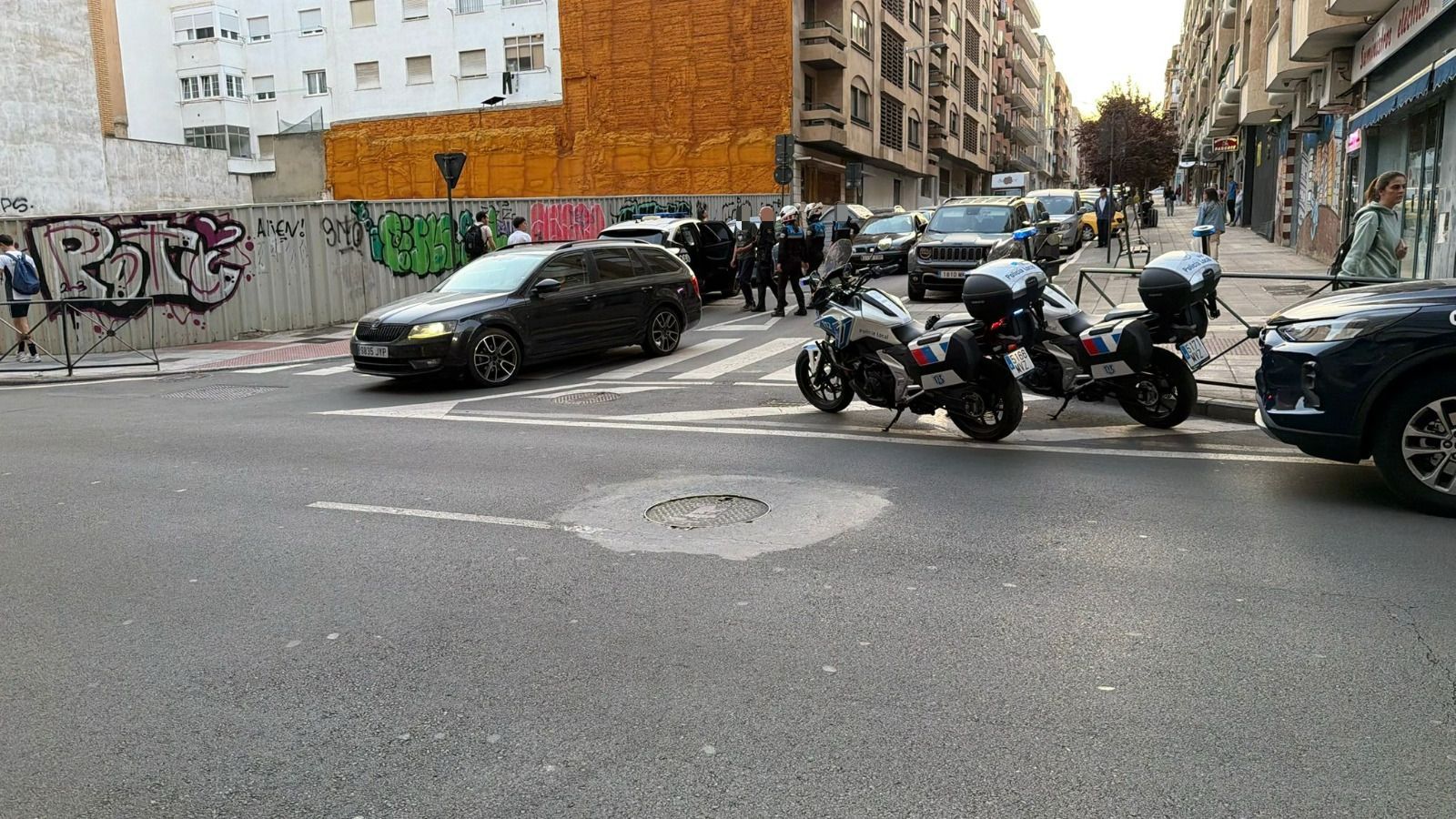Uno de los varones indentificados por la policía en Juan Picornell tras la pelea iniciada en la calle José Manuel de Villena