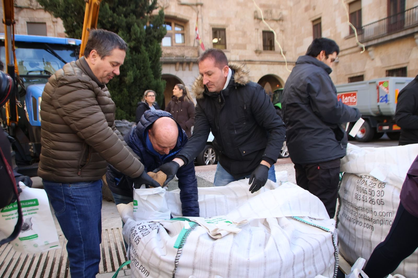 Reparto de 4.000 kg de patatas