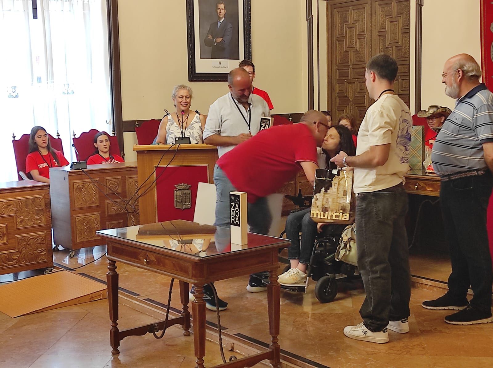 El Ayuntamiento de Zamora acoge a los componentes del XXI festival Internacional de folclore