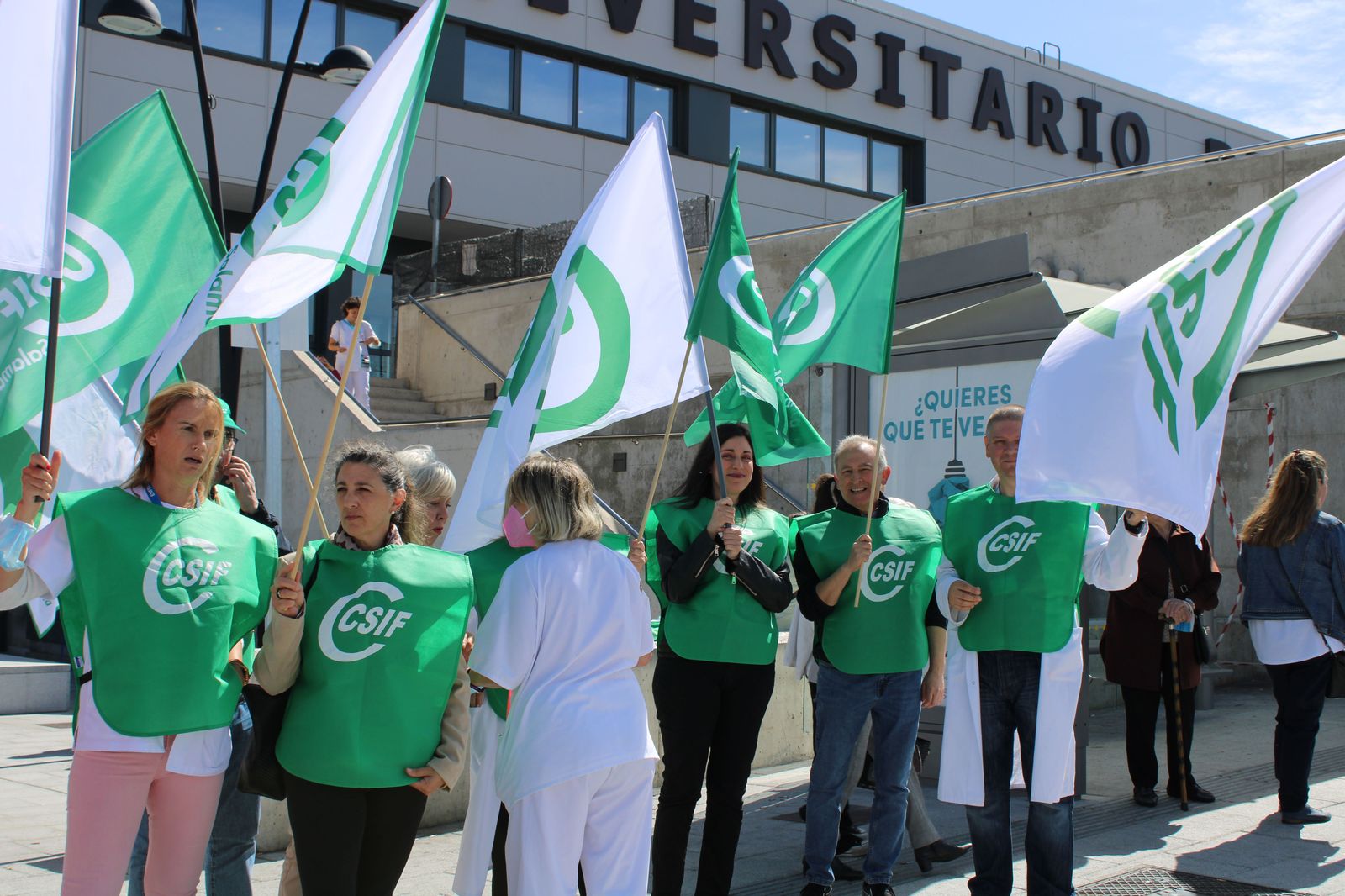 Concentración de trabajadores sanitarios frente al Hospital de Salamanca | Foto de archivo