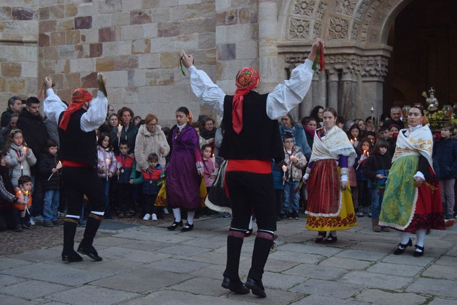 las-candelas-vuelven-a-unir-la-iglesia-de-san-juan-con-la-de-san-vicente-74
