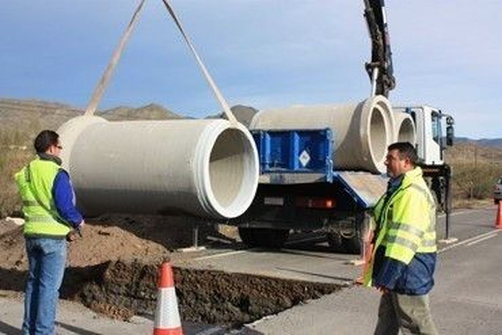La Junta corta la carretera entre La Fuente de San Esteban y Buenamadre