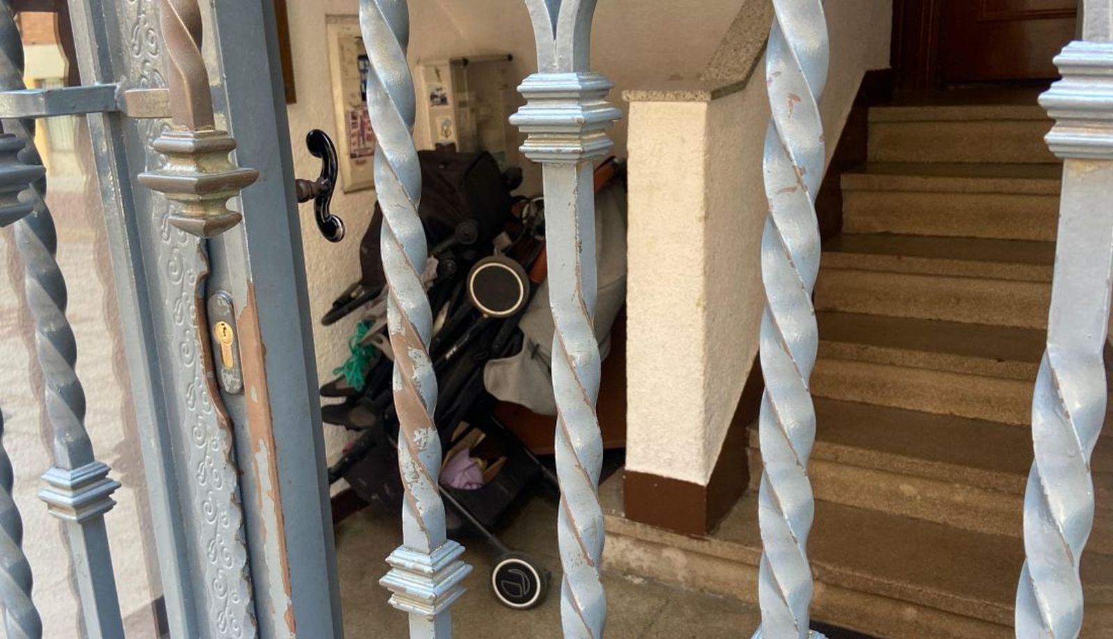 Carrito de bebé en el portal de la calle Crisantemos