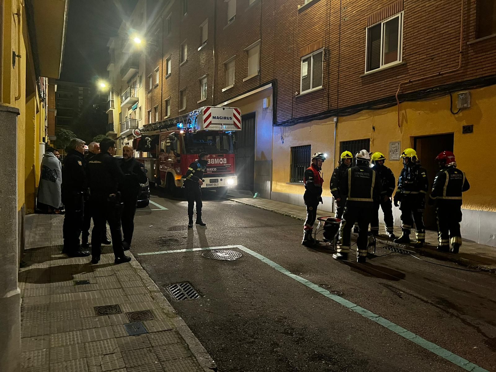 Bomberos del Ayuntamiento de Salamanca acuden a la calle Arroyo de la Lastra