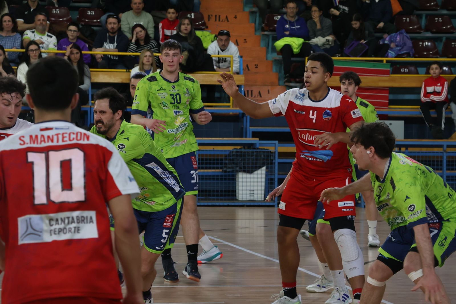 GALERÍA | Revive el apasionante duelo entre el Balonmano Zamora y el Ciudad de Santander