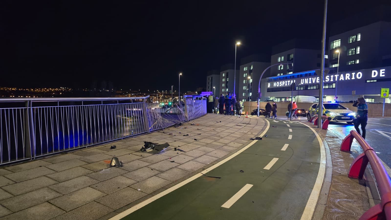 Un vehículo cae por el terraplén del río a la altura del hospital de Salamanca