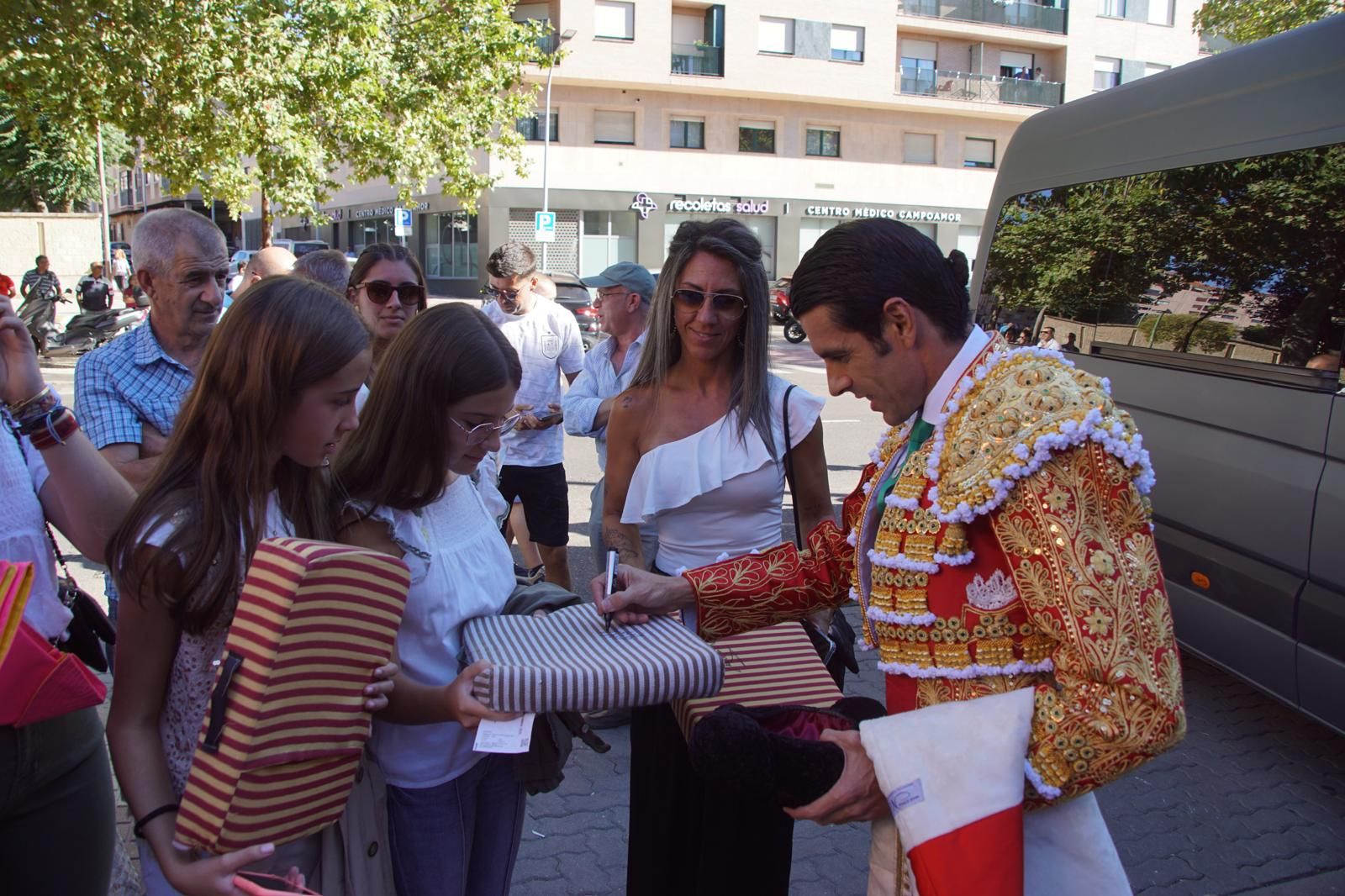 Así ha vivido la afición de La Glorieta el primer cartel de figuras de la feria: imágenes del ambiente en los tendidos y en el patio de cuadrillas