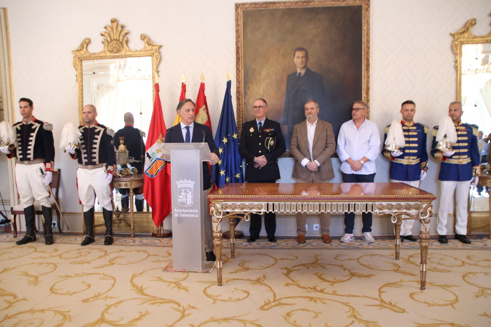 El alcalde de Salamanca, Carlos García Carbayo, recibe miembros y antiguos  miembros de la Escolta de Gran Gala de la Policía Local