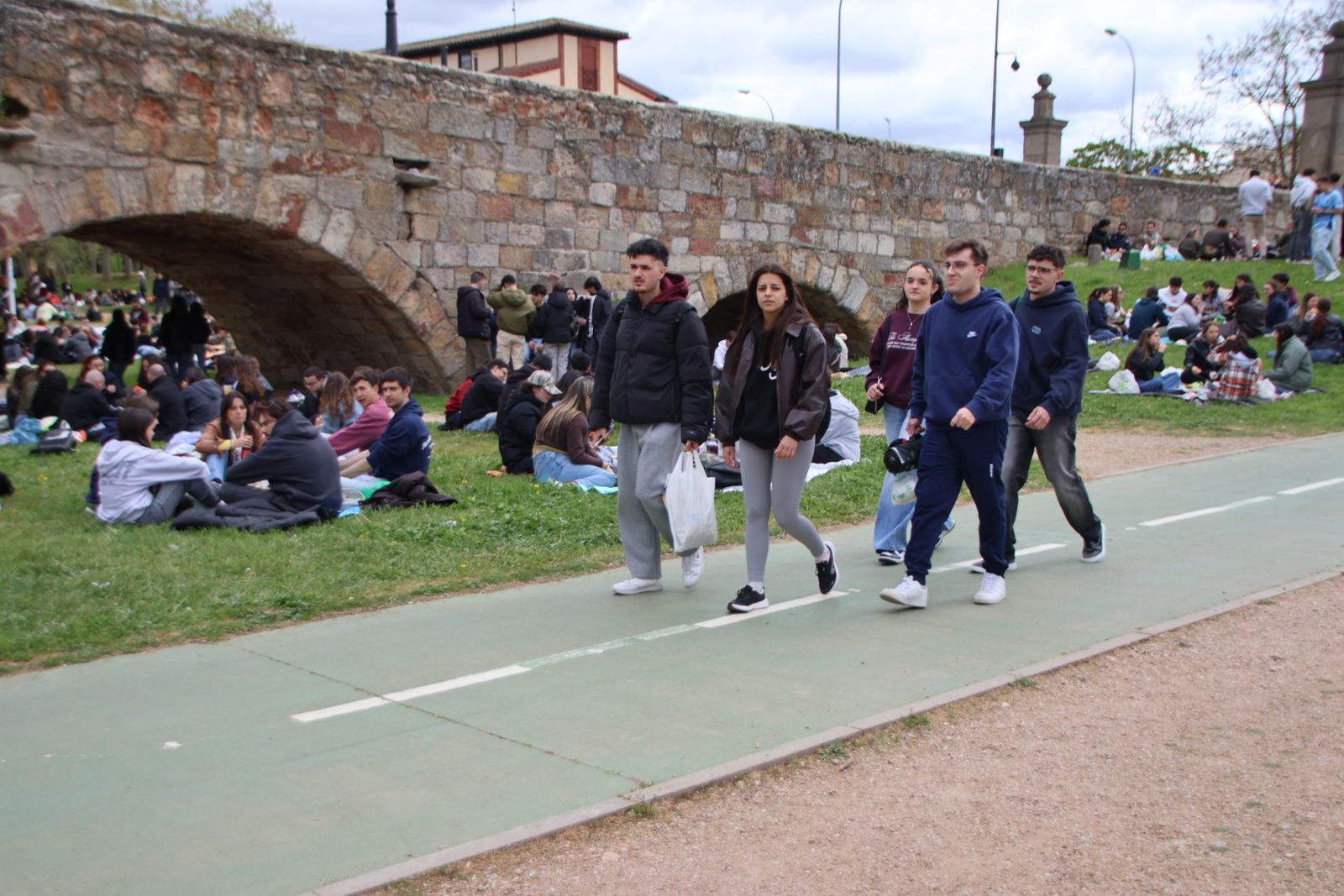 Un multitudinario Lunes de Aguas en Salamanca llena la ribera del Tormes