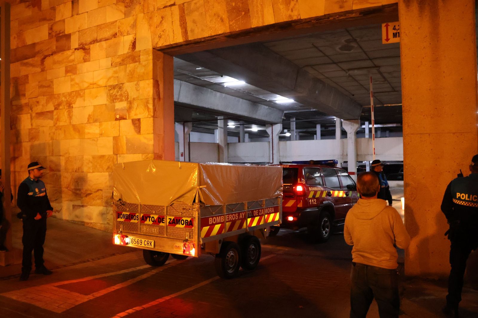 Rescate del ciervo en el Parking de San Martín (14).JPG