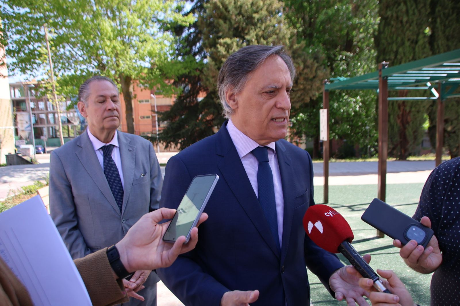 El alcalde de Salamanca, Carlos García Carbayo, visita las obras de urbanización de la plaza de Santa Cecilia del barrio de San José