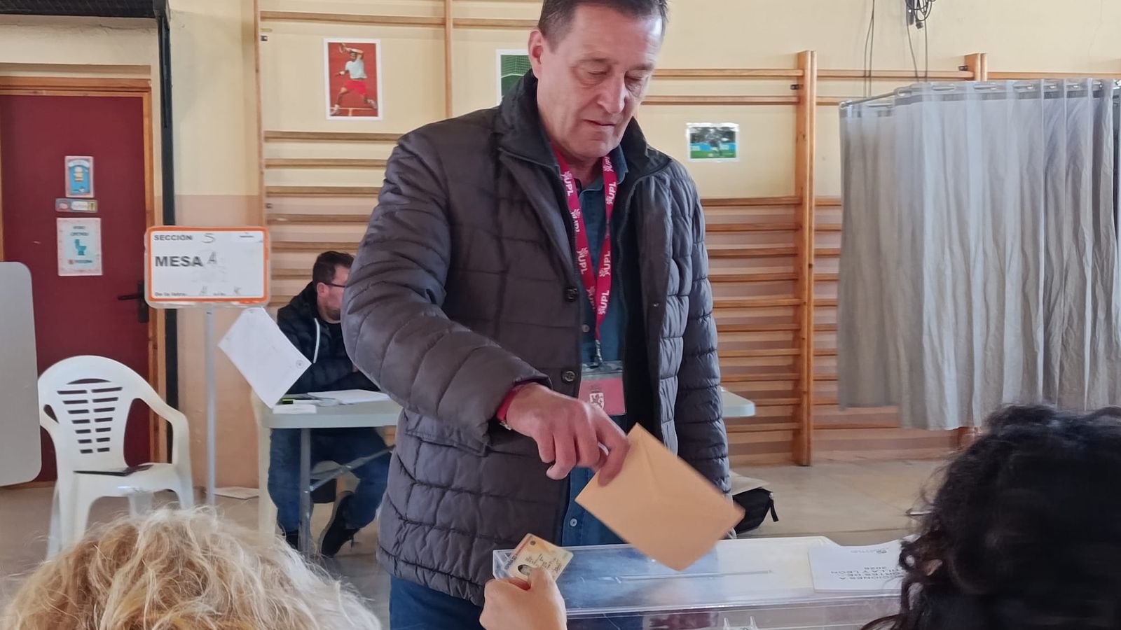 Alfonso Martínez, candidato de UPL por Zamora, ejerce su derecho a voto