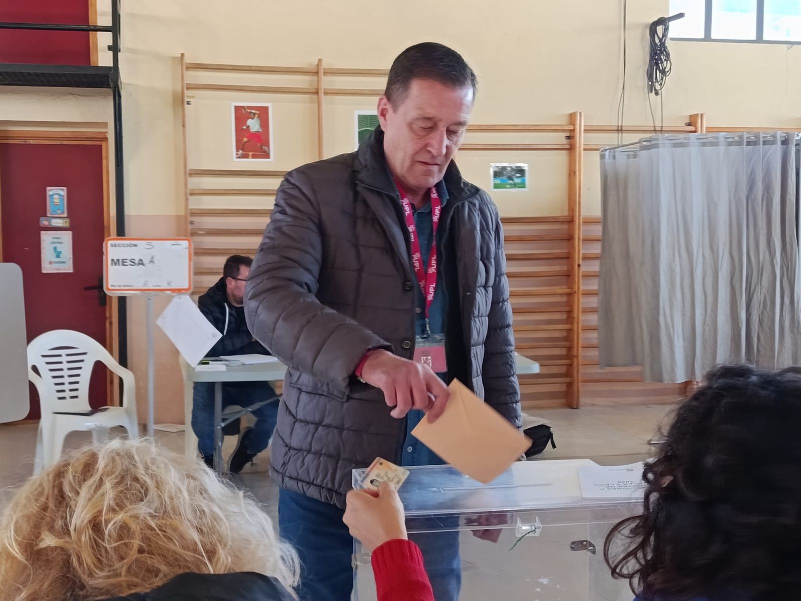 Alfonso Martínez, candidato de UPL por Zamora, ejerce su derecho a voto