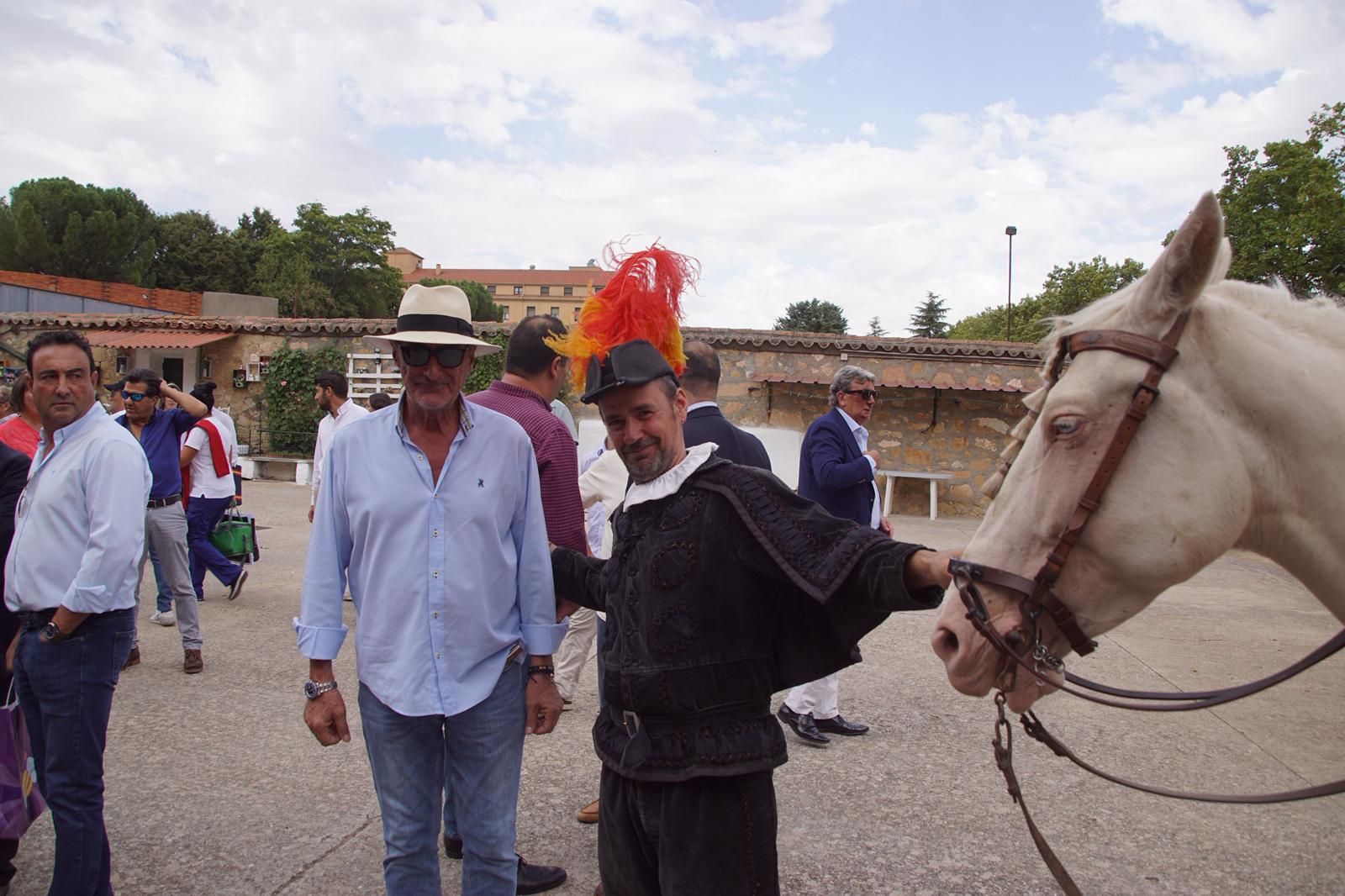 Gran ambiente en La Glorieta para la tarde de toros de Morante de la Puebla, Ismael Martín y Marco Pérez