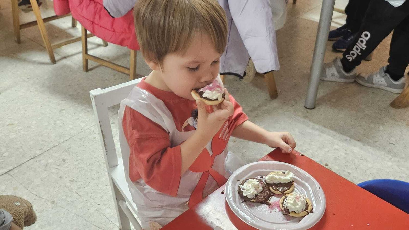 Los más pequeños de Teradillos cocina un delicioso postre