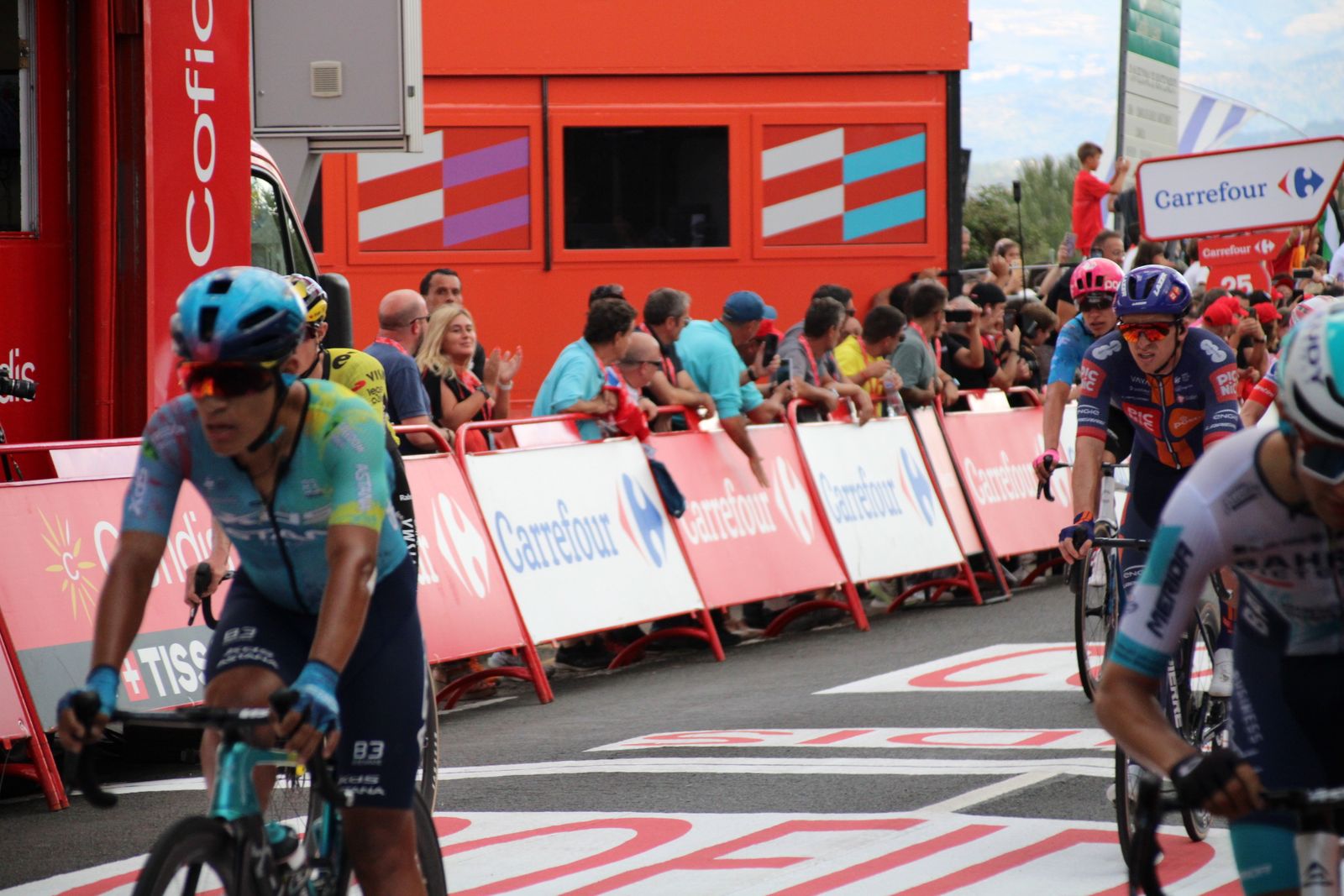 La Vuelta llega a Guijuelo y Philipsen se lleva el esprint