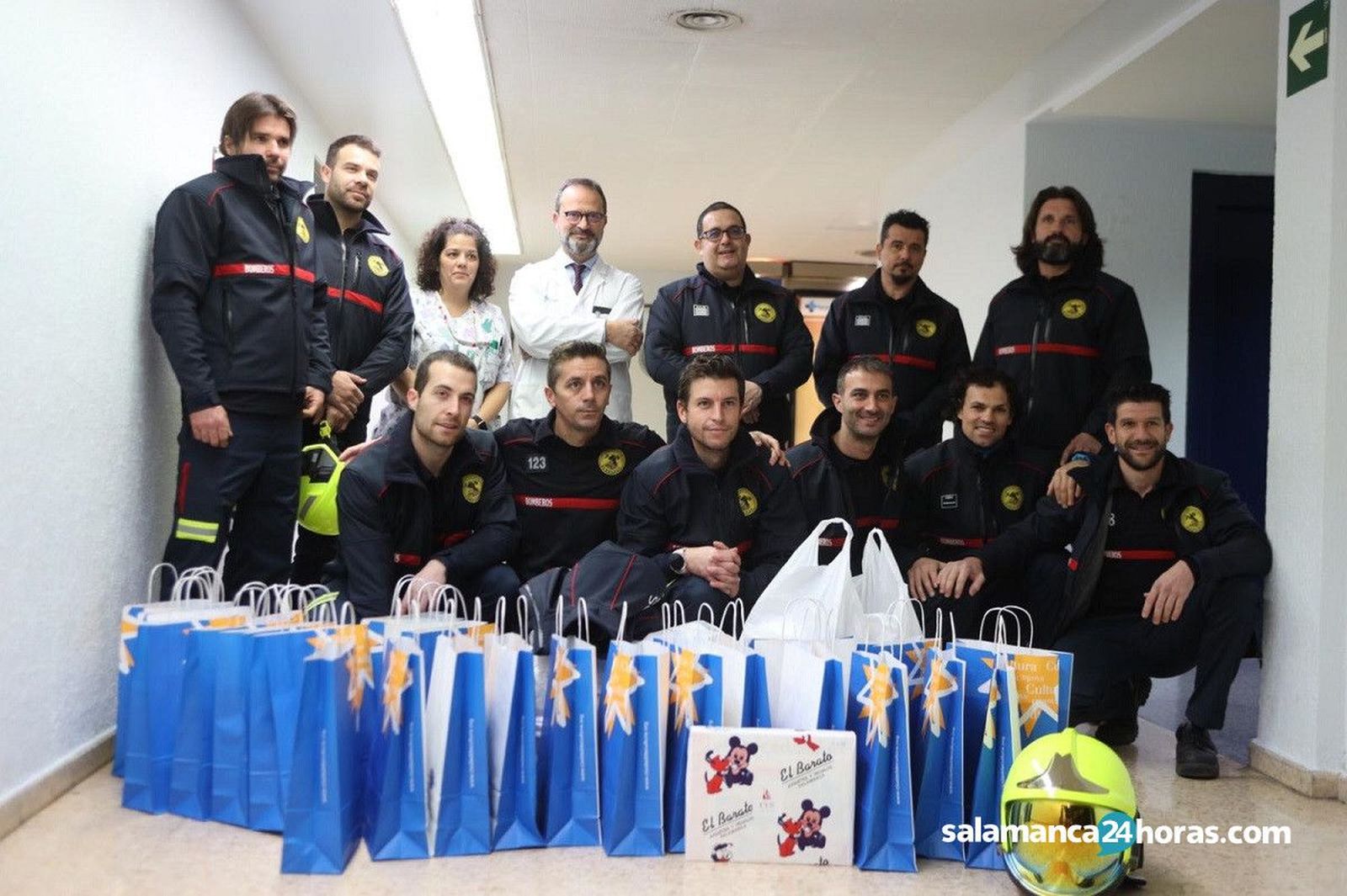 Bomberos de Salamanca entrega regalos Hospital Clínico (8 1 2020) (1)
