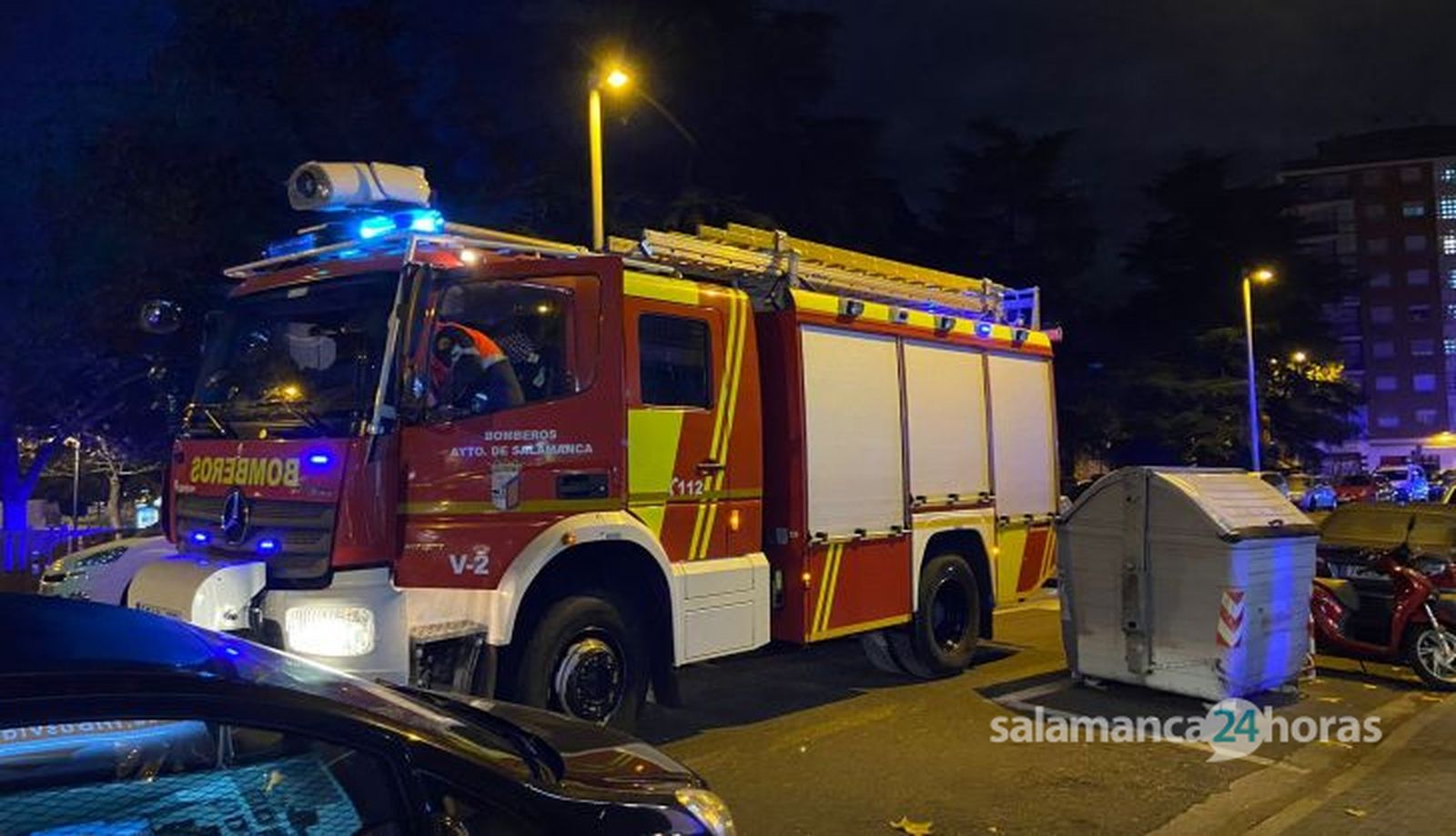 Bomberos en una comprobación de olor a gasoil en una vivienda de la avenida de Portugal. Fotos S24H