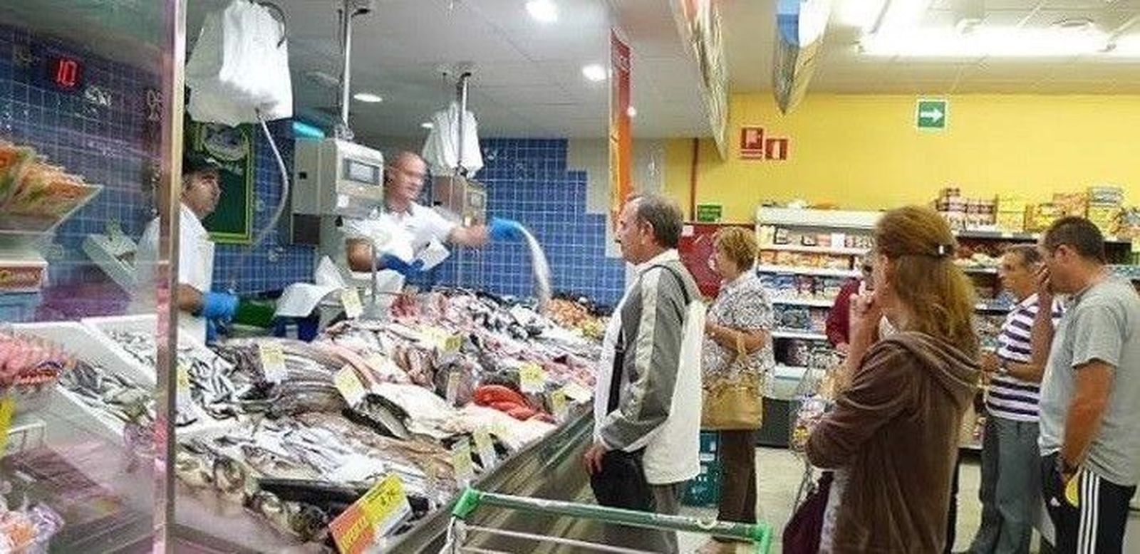 Personas haciendo la compra en un supermercado de Salamanca