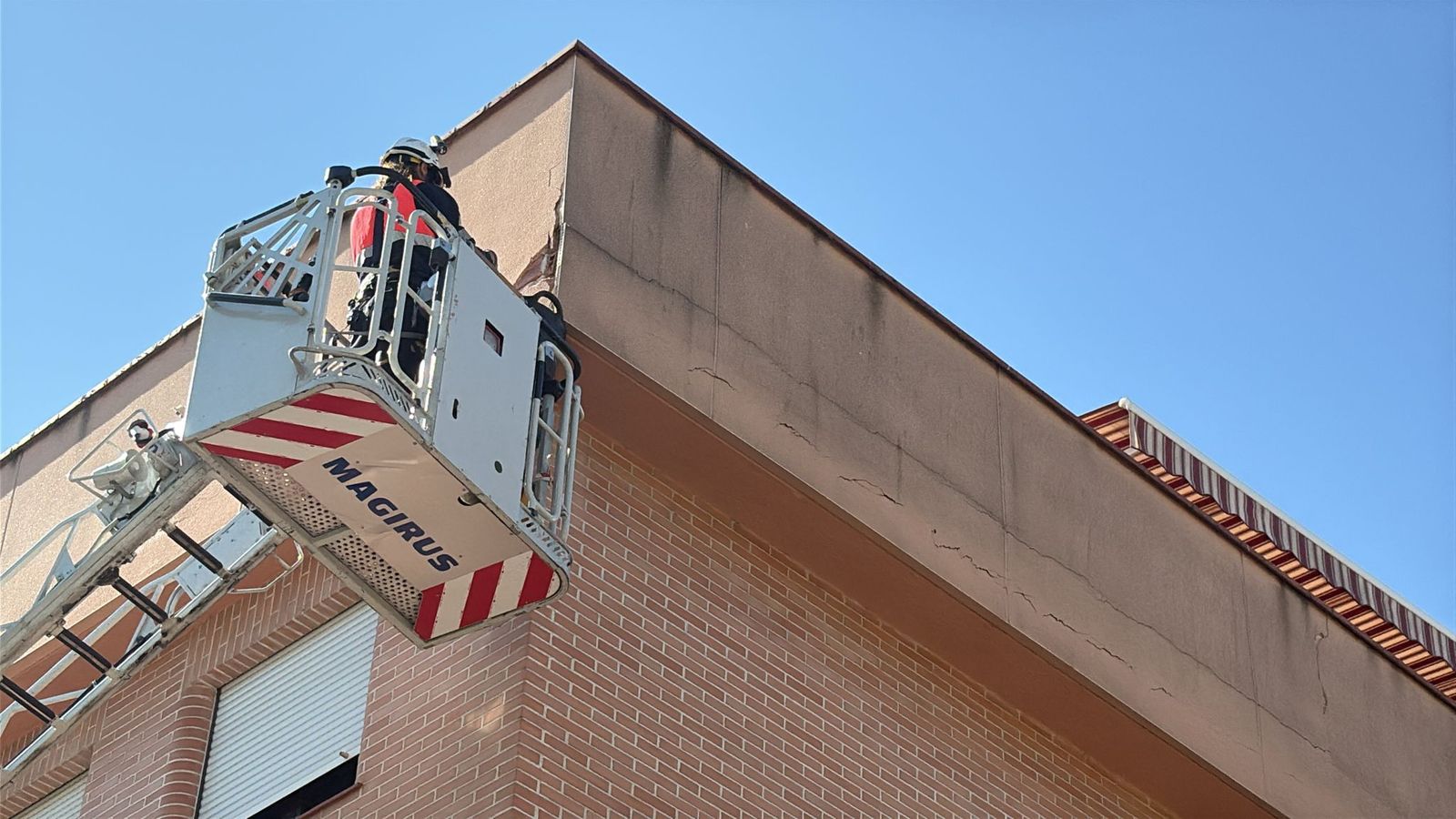 Un desprendimiento en la calle Almería obliga a intervenir a los bomberos