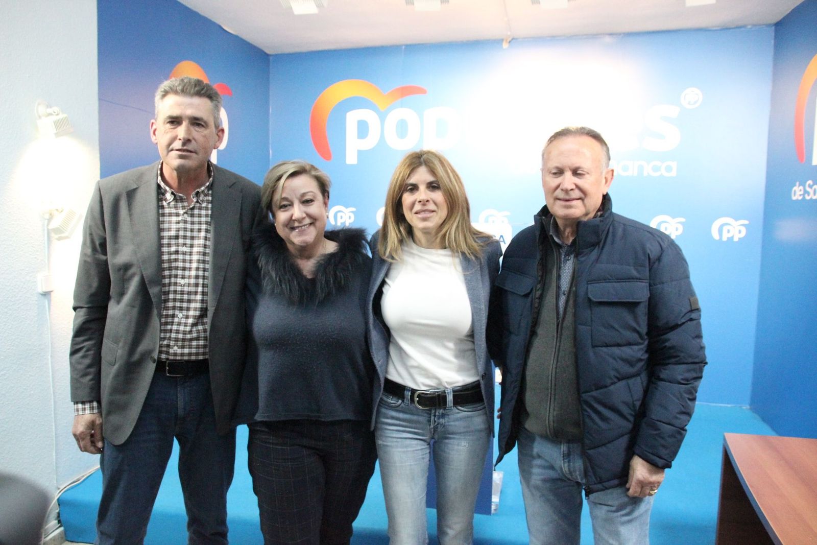 Alfonsa Sánchez posa junto a Julián Barrera, Chabela de la Torre y Román Hernández en el fin de campaña de las primarias del PP salmantino