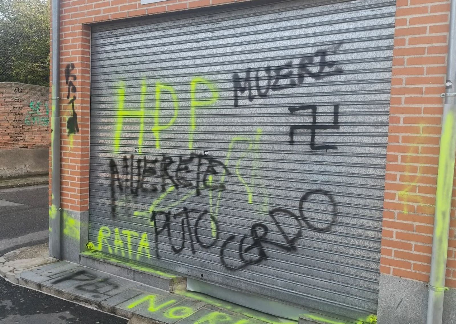 Mensajes de odio pintados en la fachada de un negocio de Villoria