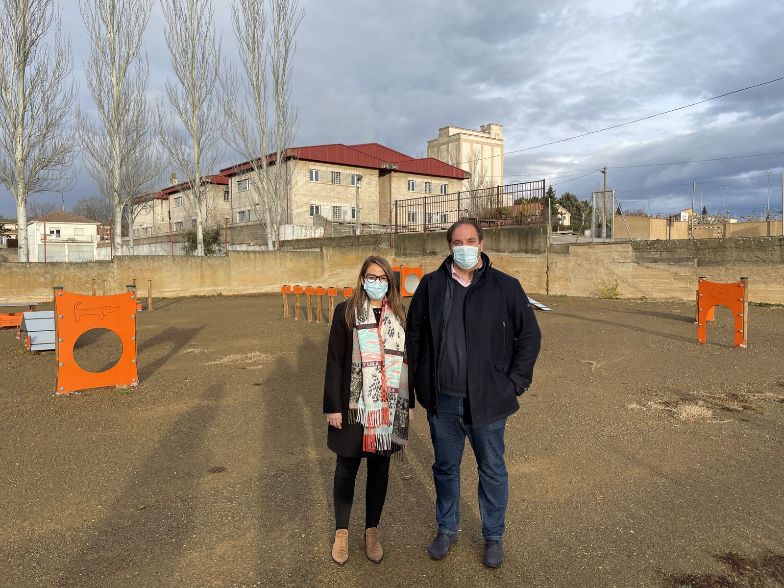 El alcalde de Guijuelo, Roberto Martín y la concejala de Medio Ambiente en el nuevo parque canino de Guijuelo