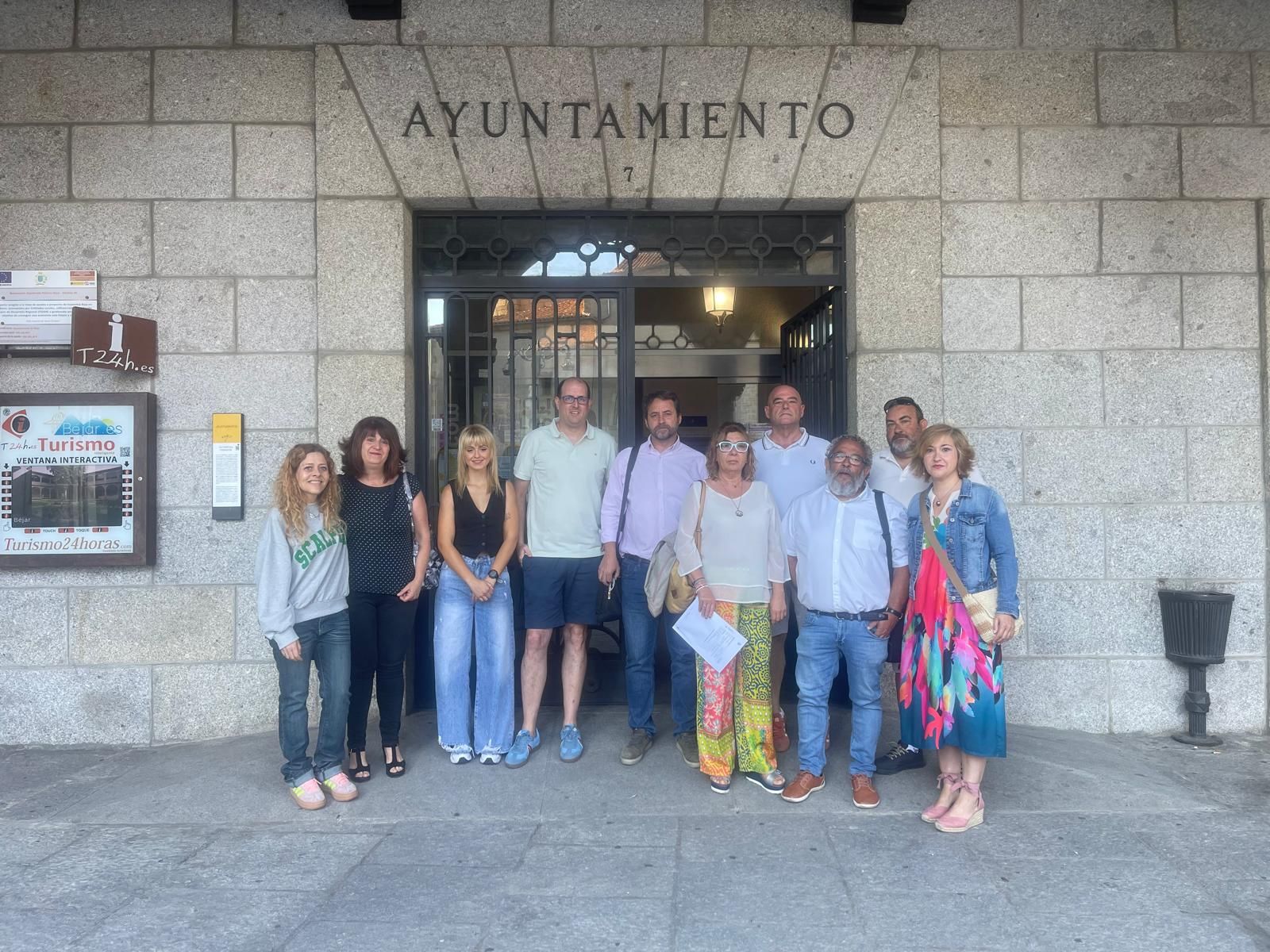 Concejales del PSOE de Béjar, Tú Aportas y las ediles no adscritas en la puerta del Ayuntamiento de Béjar para registrar la moción de censura