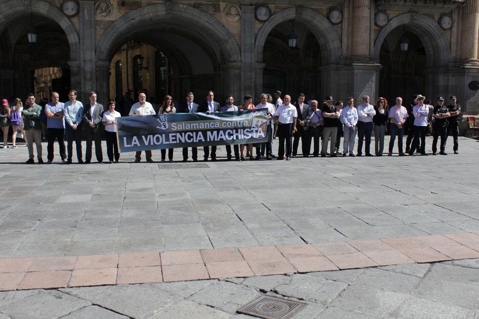 Minuto de silencio en la Plaza Mayor por el último caso de violencia machista Minuto de silencio en la Plaza Mayor por el último caso de violencia machista