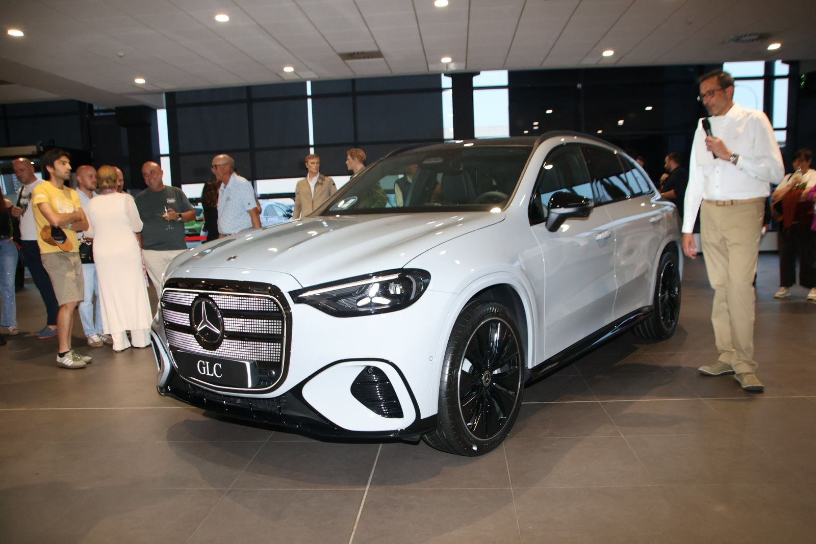 Presentación dos coches en la mercedes